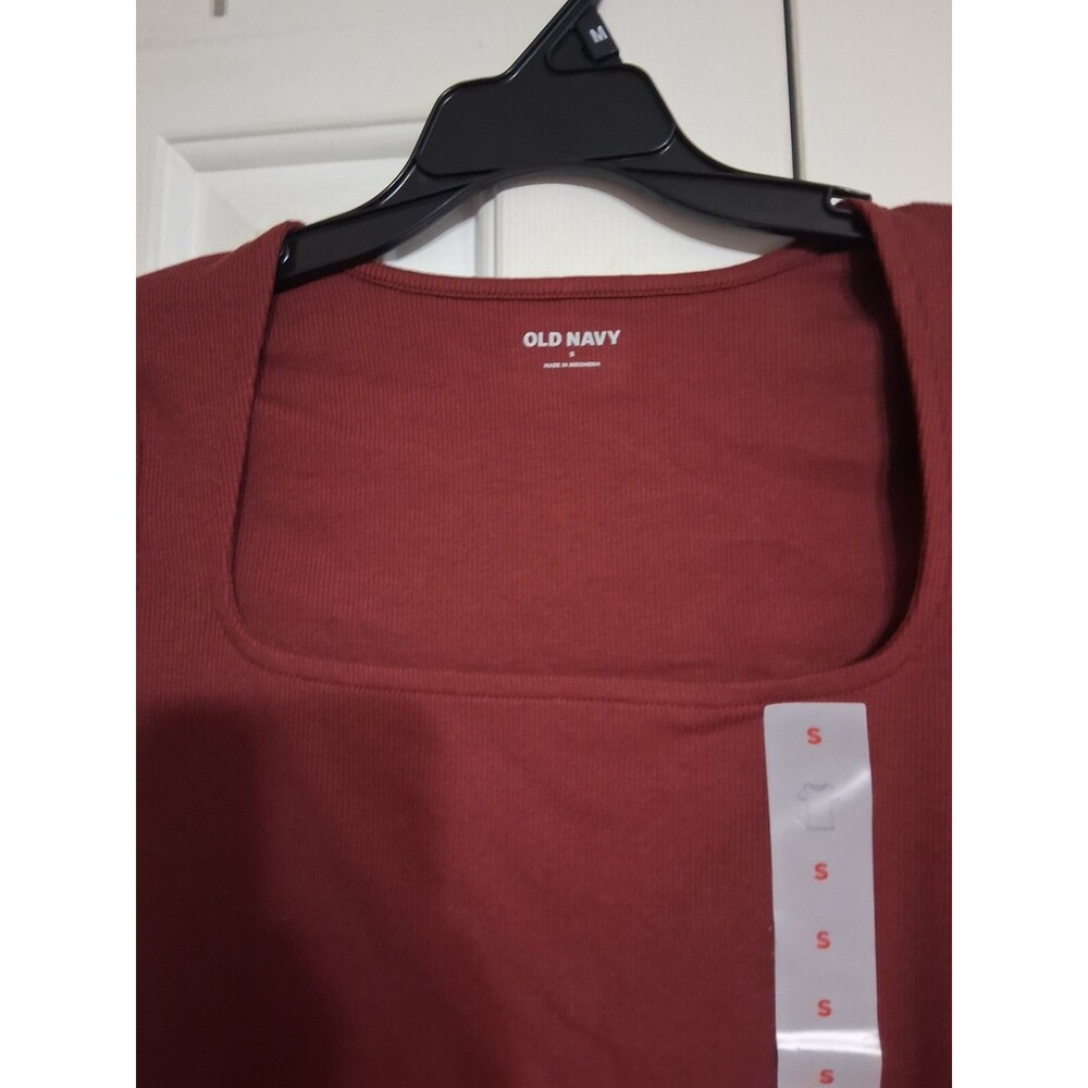 NWT Women's Old Navy Fitted Ribbed Square Neck Tee Size S Maroon A7 - Picture 2 of 6